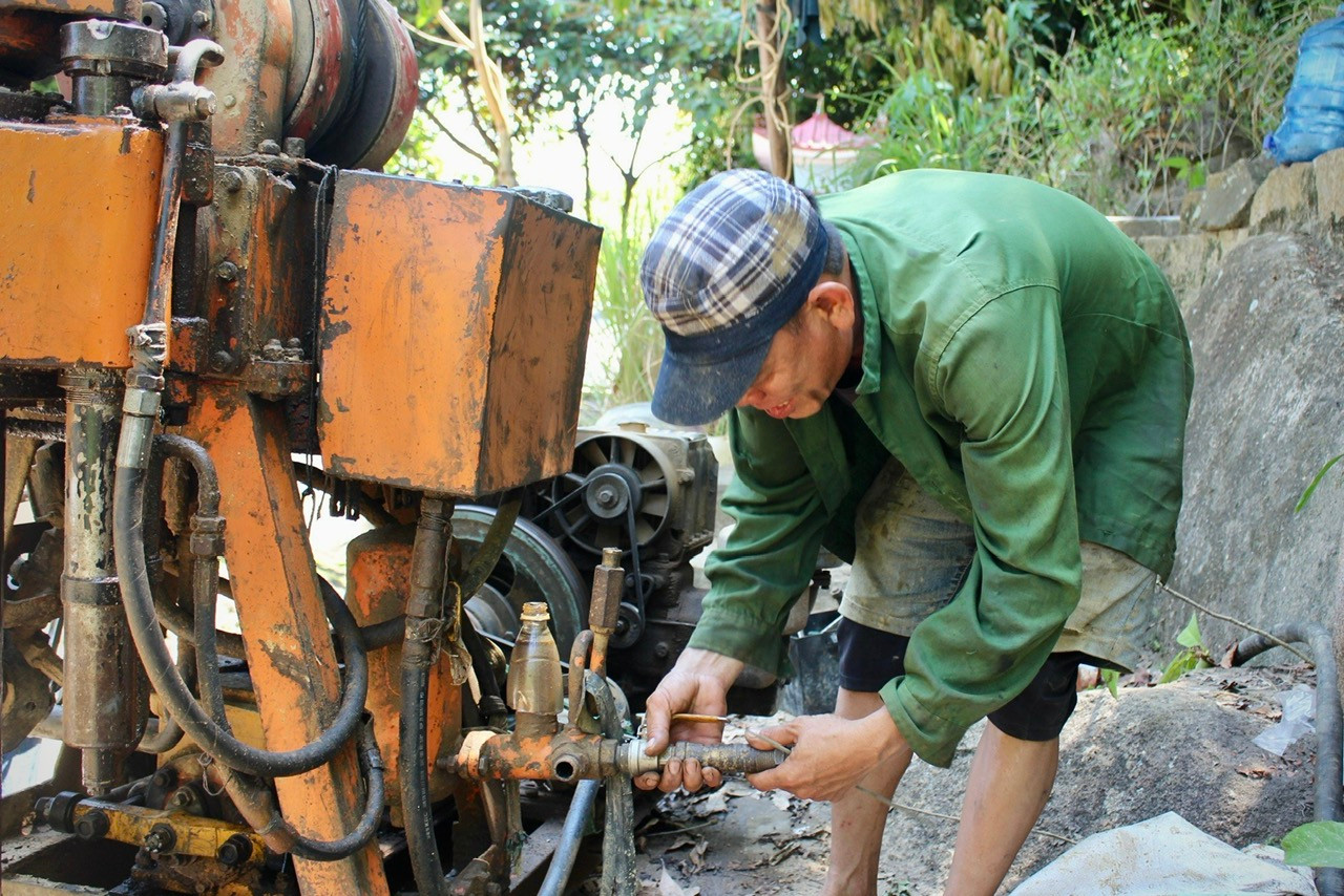 Một công nhân chia sẻ: “Địa hình khu vực này phức tạp, chúng tôi phải thực hiện nhiều mũi khoan ở các vị trí khác nhau nên công tác di chuyển máy khoan vô cùng vất vả. Các anh em phải tháo rời thiết bị rồi mới có thể đưa máy khoan đến đúng vị trí”.