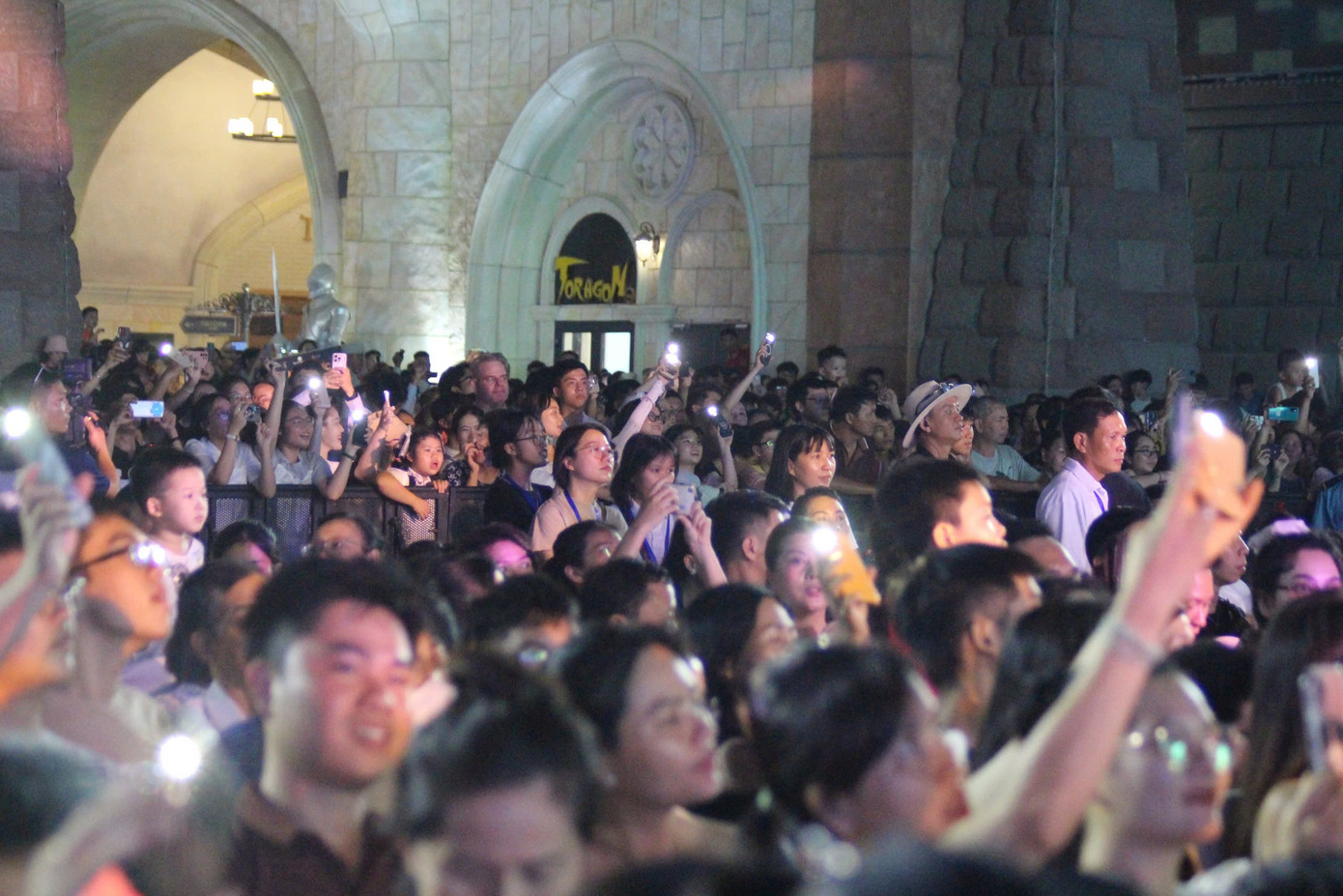 Đông đảo người dân và du khách đã đến đảo Hòn Tre, TP Nha Trang để chiêm ngưỡng những màn trình diễn vô cùng ấn tượng.