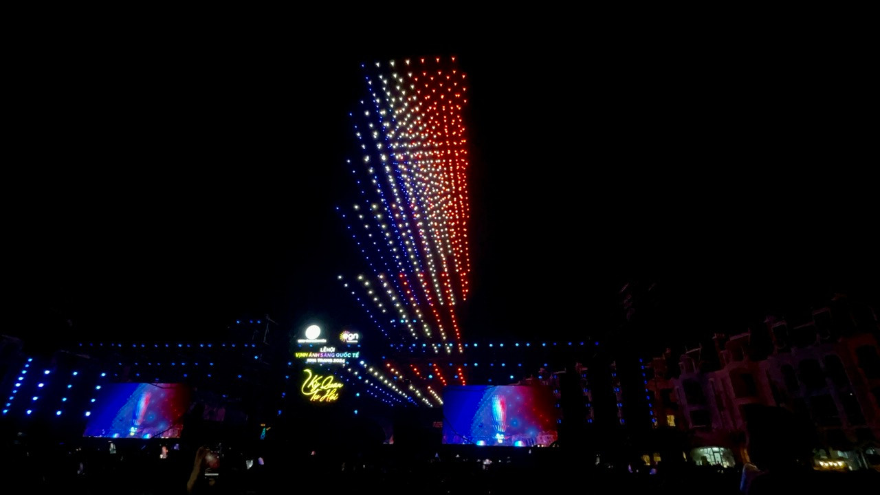 Tối 3/8, chương trình bế mạc Lễ hội vịnh ánh sáng quốc tế Nha Trang 2024 với chủ đề “Kỳ quan hội tụ” đã được tổ chức tại đảo Hòn Tre, TP Nha Trang. Trong đêm thi này, hai đội đến từ Pháp và Các Tiểu vương quốc Ả rập (UAE) đã trình diễn “bữa tiệc ánh sáng” được đầu tư đầy công phu trên bầu trời đêm Nha Trang.