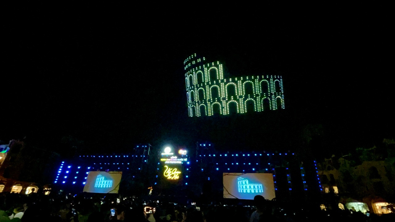 Mang biệt danh là “nghệ sĩ bầu trời”, đội Pháp sử dụng khoảng 1.000 drone với tạo hình 3D ấn tượng, kết hợp trình diễn hoả thuật đã mang đến cho khán giả một chuyến hành trình trở về quá khứ.