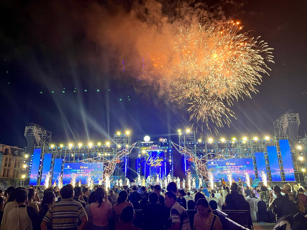 Đội UAE đã giành ngôi vị quán quân Lễ hội vịnh ánh sáng quốc tế Nha Trang 2024 với màn trình diễn đẳng cấp, chinh phục mọi giác quan của ban tổ chức và khán giả. Hạng mục kỹ thuật trình diễn xuất sắc nhất thuộc về đội Hàn Quốc. Hạng mục hình ảnh xuất sắc nhất thuộc về đội Pháp. Hạng mục câu chuyện xuất sắc nhất thuộc về đội Trung Quốc.