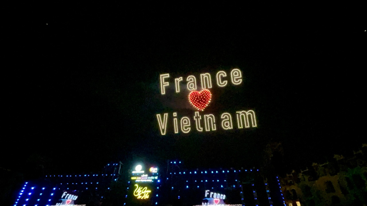 Đội Pháp là quốc gia đại diện cho tình yêu, thi ca và sự lãng mạn đã gửi gắm những lời nhắn gửi yêu thương đến với đất nước, con người Việt Nam.