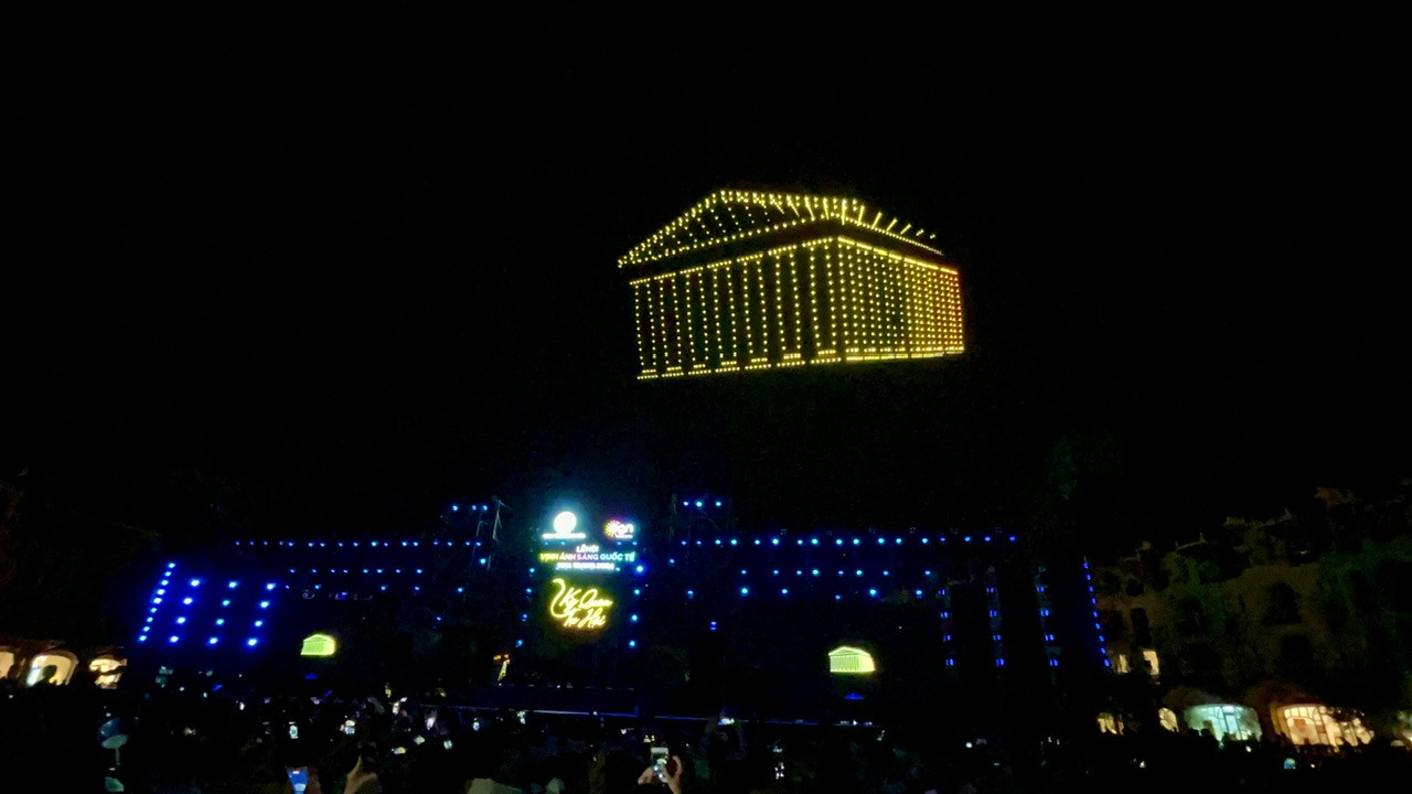 Ngay từ những giây phút đầu, đội Pháp đã chọn phong cách trình diễn tinh tế khi tái hiện hình ảnh những kỳ quan cổ đại như: Vườn treo Babylon, Đại kim tự tháp Giza, Ngọn hải đăng Alexandria… đầy sống động.