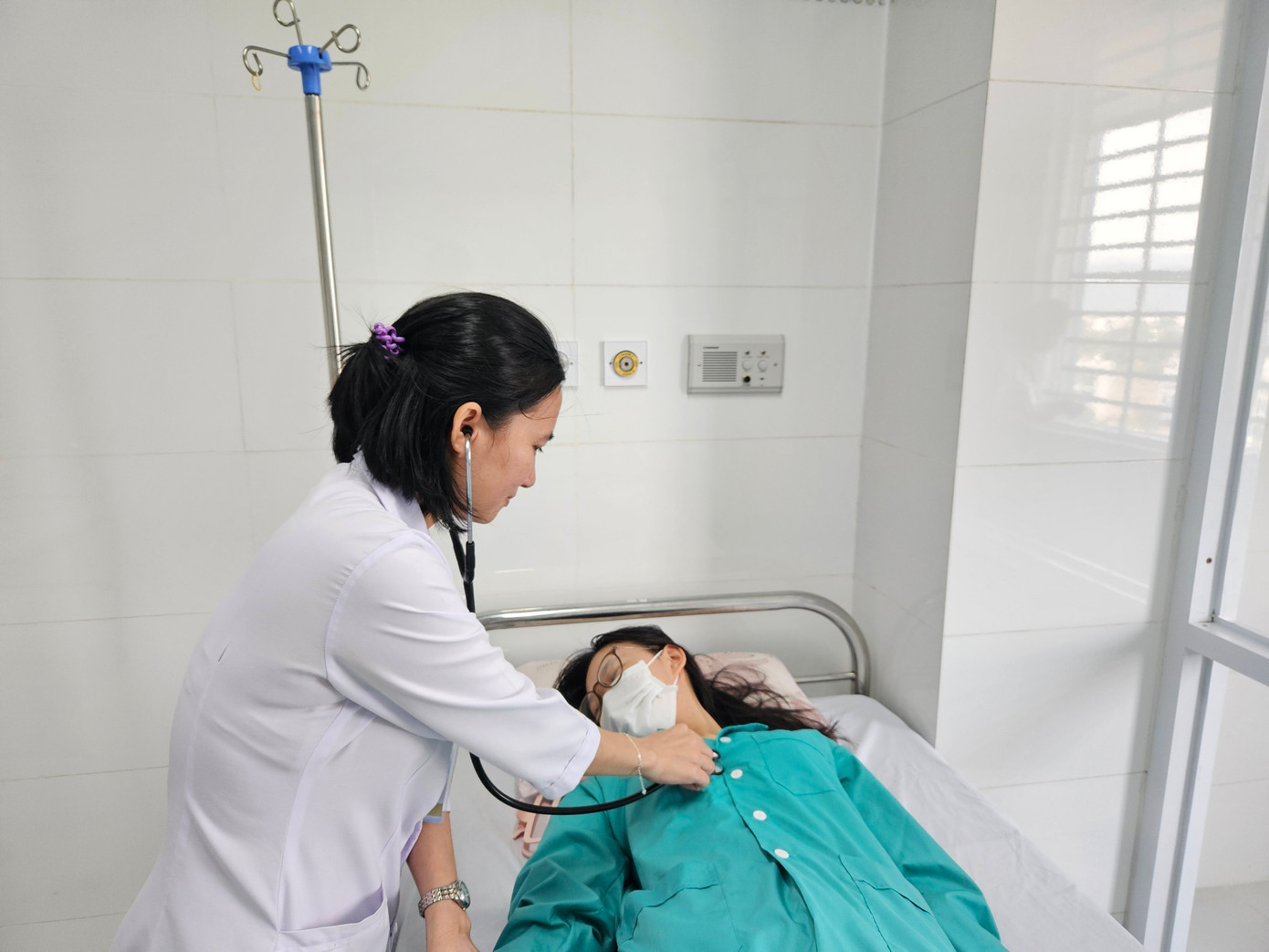 Học sinh đang được điều trị nghi ngộ độc sau khi ăn cơm gà.