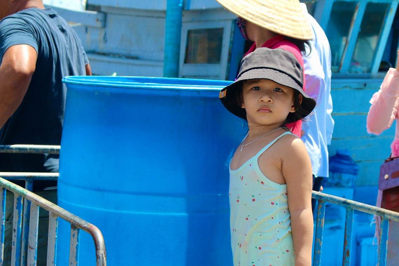 Nhiều em nhỏ cũng háo hức ra tận nơi chờ đem những giọt nước sạch về nhà. Nhiều em nhỏ cũng háo hức ra tận nơi chờ đem những giọt nước sạch về nhà.