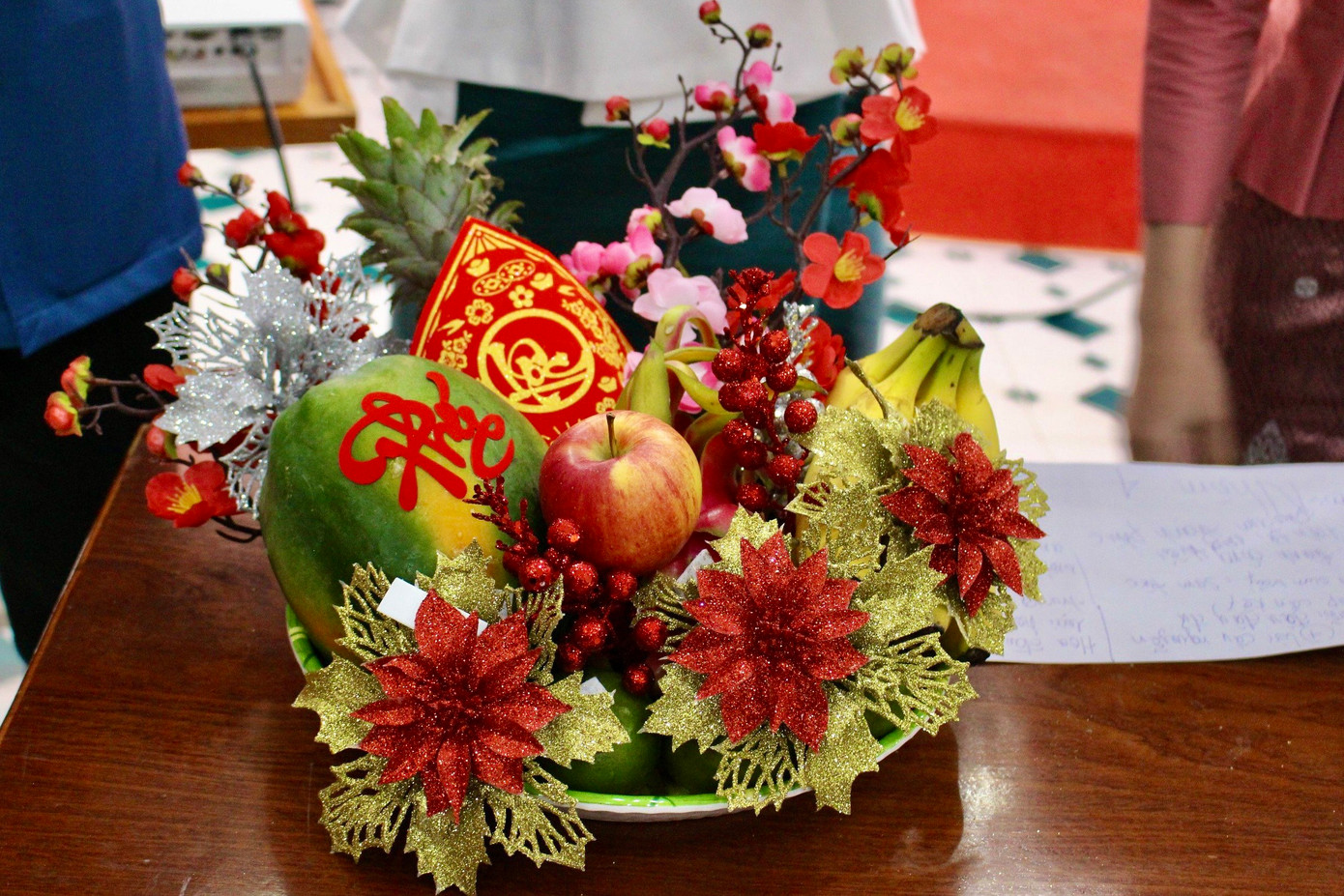 Mâm ngũ quả được các bạn khéo léo trang trí rực rỡ sắc xuân. Mâm ngũ quả được các bạn khéo léo trang trí rực rỡ sắc xuân.