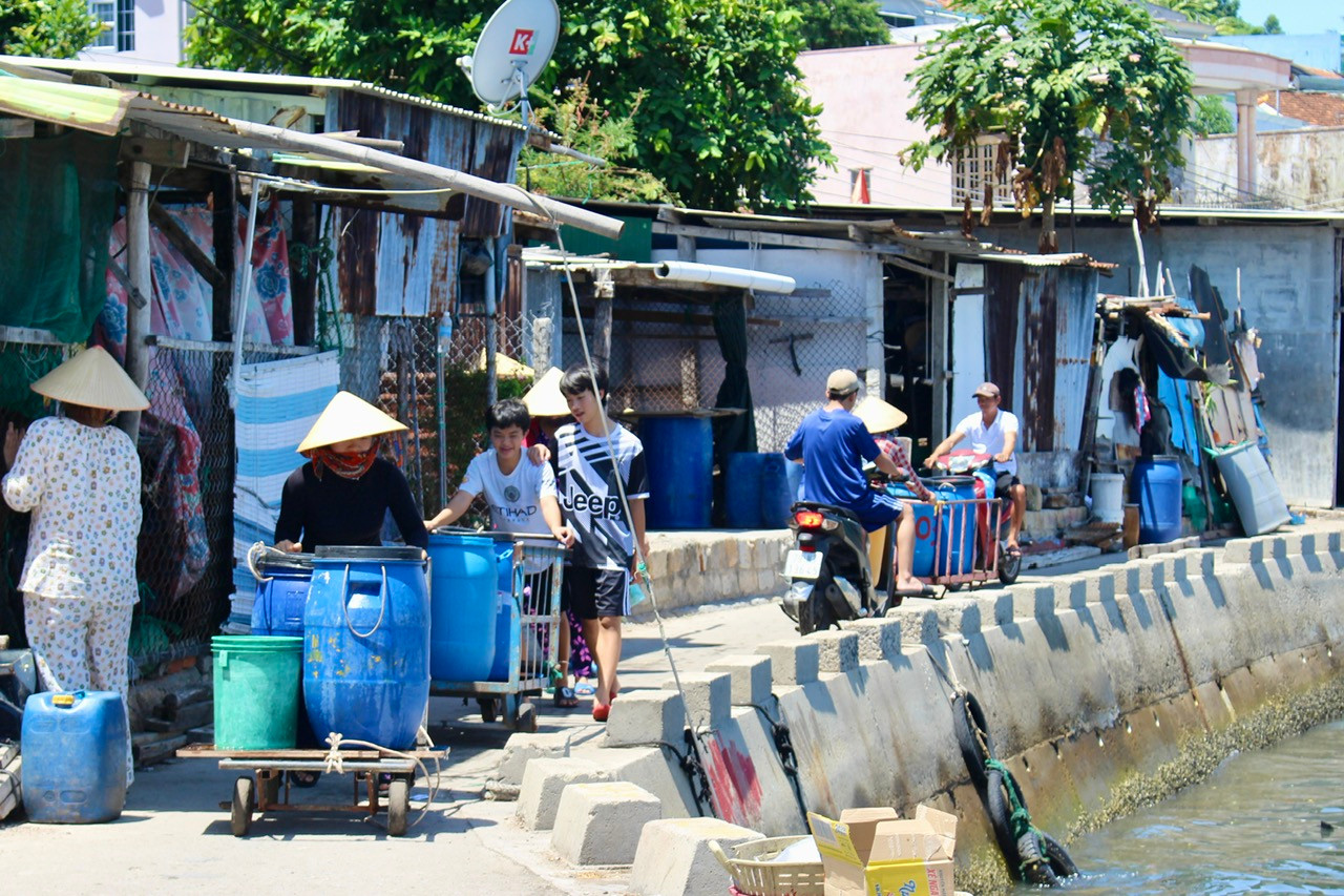 Hàng trăm hộ dân trên đảo tất bật vận chuyển nước và công ty CP Cấp thoát nước Khánh Hòa vẫn đang nỗ lực để khắc phục sự cố. Hàng trăm hộ dân trên đảo tất bật vận chuyển nước và công ty CP Cấp thoát nước Khánh Hòa vẫn đang nỗ lực để khắc phục sự cố.