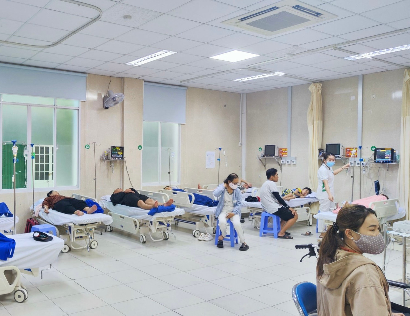 Bệnh nhân bị ngộ độc đang điều trị tại Bệnh viện Đa khoa Sài Gòn - Nha Trang. Ảnh: C.Đan/Báo Khánh Hòa.