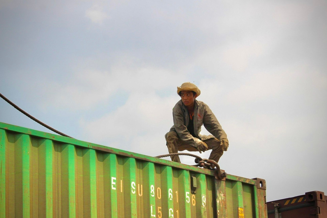 Làm việc dưới thời tiết nắng nóng gay gắt, các công nhân phải mặc áo dài tay, đội mũ, đeo găng tay thật kín nhưng cảm giác nóng vẫn rát da, mồ hôi đổ liên tục.