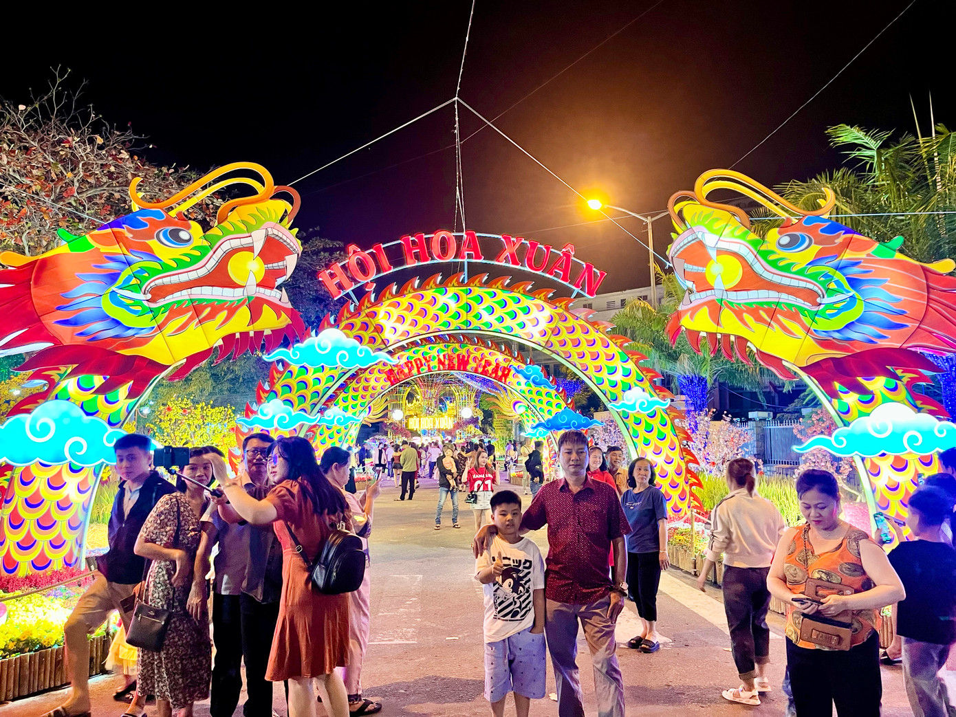 Tấp nập du khách đến Hội hoa Xuân (công viên Yến Phi) du Xuân, chụp ảnh. Tấp nập du khách đến Hội hoa Xuân (công viên Yến Phi) du Xuân, chụp ảnh.