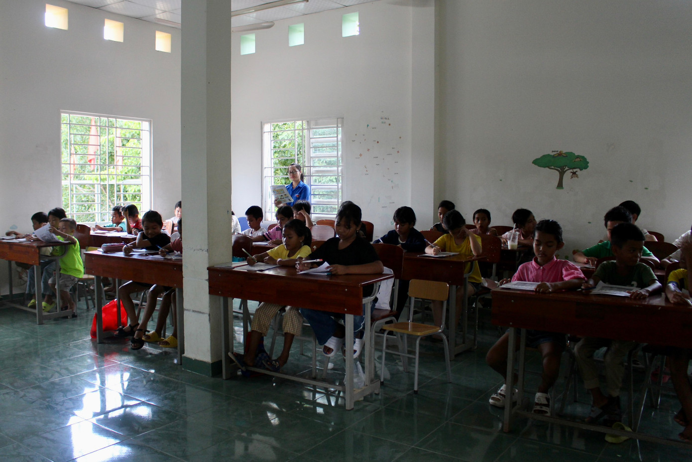 Trong các phòng học, hệ thống đèn chiếu sáng và quạt bị hỏng gây ảnh hưởng đến quá trình học tập, sinh hoạt của các em nhỏ. Trong các phòng học, hệ thống đèn chiếu sáng và quạt bị hỏng gây ảnh hưởng đến quá trình học tập, sinh hoạt của các em nhỏ.