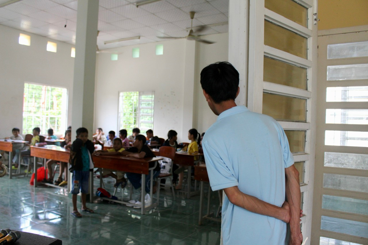 Nhà Thiếu nhi huyện Khánh Vĩnh là một trong số ít sân chơi cho các em nhỏ trên địa bàn. Tuy nhiên, nhiều phụ huynh bày tỏ e ngại, lo lắng khi cho con sinh hoạt trong môi trường không đảm bảo các điều kiện. Nhà Thiếu nhi huyện Khánh Vĩnh là một trong số ít sân chơi cho các em nhỏ trên địa bàn. Tuy nhiên, nhiều phụ huynh bày tỏ e ngại, lo lắng khi cho con sinh hoạt trong môi trường không đảm bảo các điều kiện.