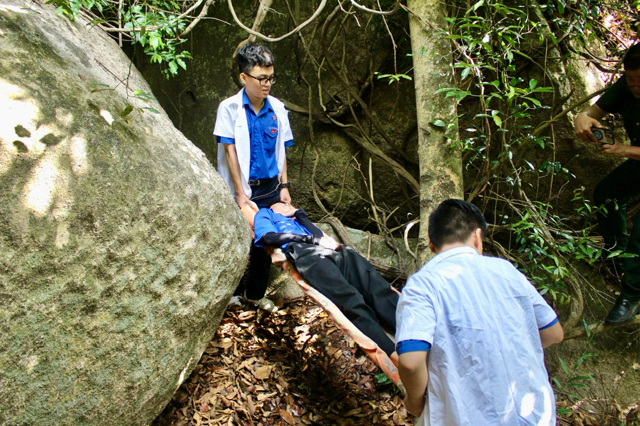 Các bạn trẻ được thực hành đưa người bị thương vượt qua những hốc đá nhỏ để đến khu vực điều trị. Hoạt động giúp mỗi người trẻ cảm nhận sâu sắc hơn về những năm tháng chiến tranh ác liệt, đầy gian nan của ông cha ta.