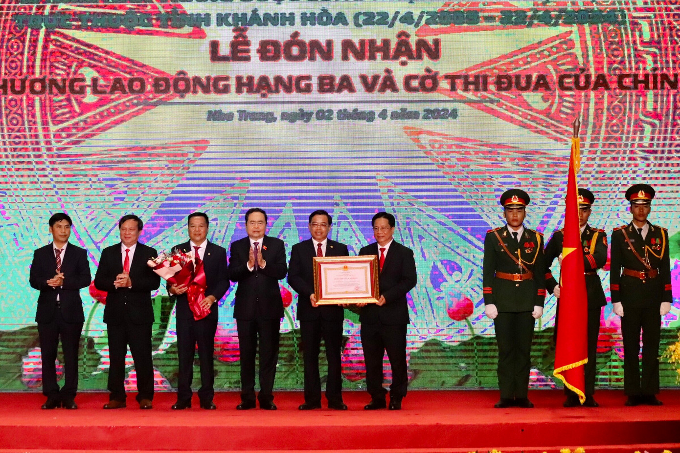 Phó Chủ tịch Thường trực Quốc hội Trần Thanh Mẫn trao Huân chương Lao động hạng Ba cho TP Nha Trang.