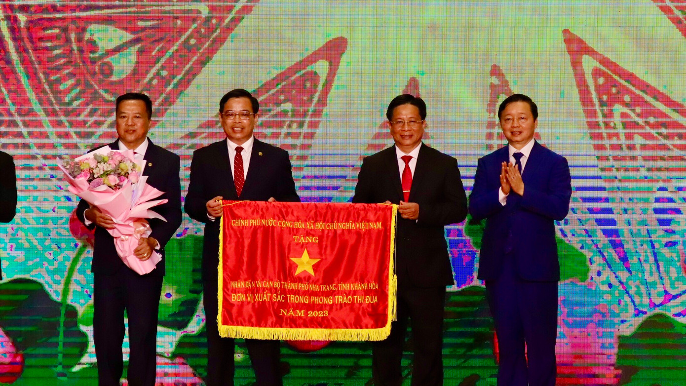 Phó Thủ tướng Trần Hồng Hà trao tặng cờ thi đua của Chính phủ cho thành phố Nha Trang