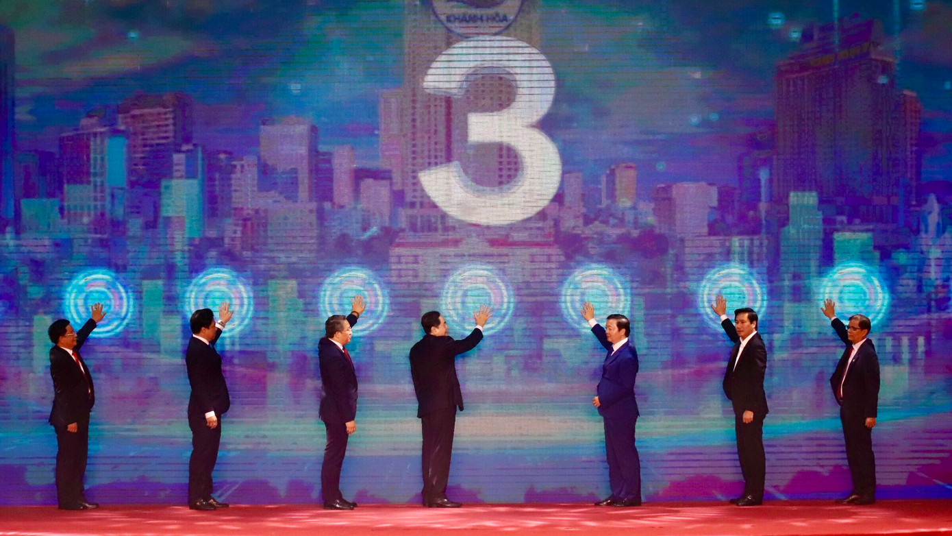 Các đại biểu nhấn nút công bố Đồ án Điều chỉnh quy hoạch chung thành phố Nha Trang đến năm 2040.