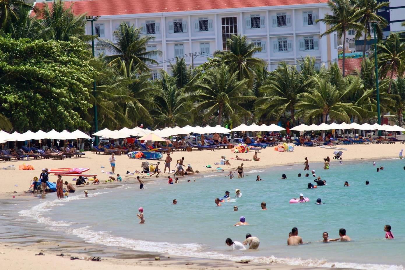 Ngày thứ 4 trong kỳ nghỉ lễ 30/4-1/5, thời tiết nắng nóng gay gắt. Tuy nhiên, vào giữa trưa nhiều người dân và du khách vẫn thích thú kéo nhau xuống biển Nha Trang bất chấp cái nắng chói chang.