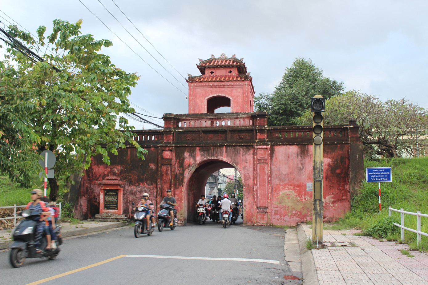 Di tích Thành cổ Diên Khánh (thị trấn Diên Khánh) đã tròn 230 tuổi.