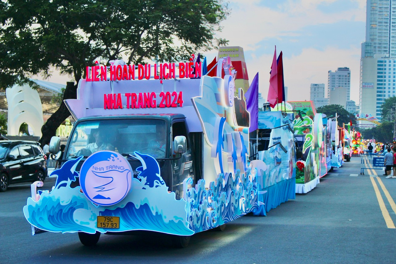 Sau khi trải nghiệm ẩm thực độc đáo, hàng ngàn người dân và du khách đã có dịp hòa mình vào bầu không khí sôi động của lễ hội đường phố với phần diễu hành carnival ánh sáng. Những chiếc xe được trang trí rực rỡ màu sắc, ánh sáng xuất hiện trên đường phố thu hút sự hiếu kỳ của mọi người.