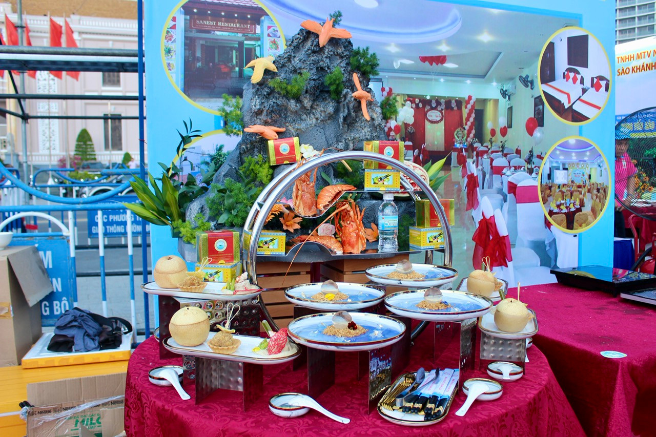 Đó những màn trình diễn nghệ thuật ẩm thực đầy sáng tạo và độc đáo, tôn vinh được những nét tinh hoa của ẩm thực yến sào, quảng bá những giá trị bổ dưỡng của yến sào đảo yến thiên nhiên Khánh Hòa, góp phần tạo nên văn hóa ẩm thực đặc sắc của xứ sở “rừng trầm biển yến” đến du khách trong nước và trên thế giới.