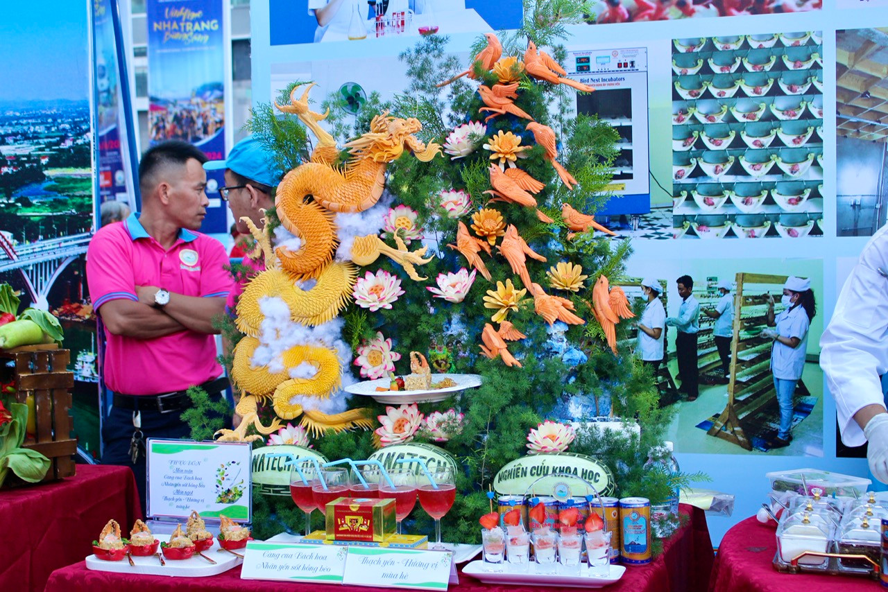 Chương trình Lễ hội ẩm thực yến sào được tổ chức tại quảng trường 2/4, TP Nha Trang đã đem đến cho người dân và du khách những trải nghiệm ẩm thực tuyệt vời, mang đậm tinh hoa của biển.