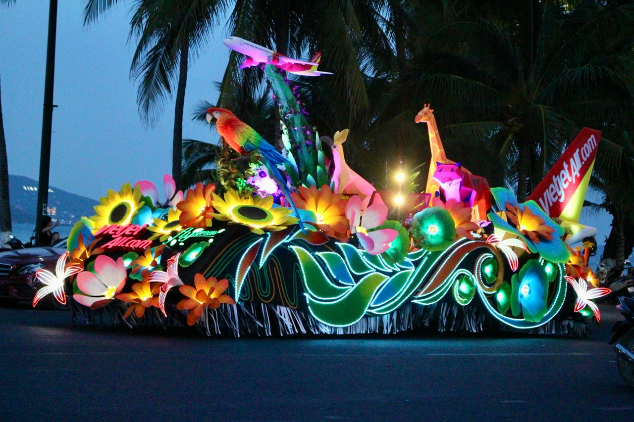 Một chiếc xe diễu hành được đầu tư công phu, nổi bật giữa đường phố Nha Trang.
