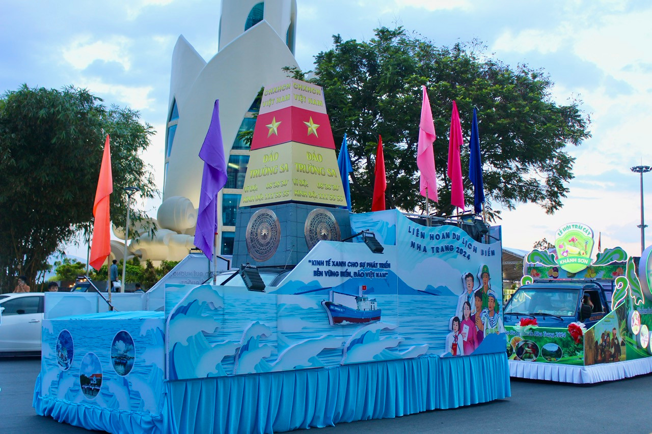 Chiếc xe chở mô hình cột mốc chủ quyền Trường Sa đi đầu đoàn diễu hành thể hiện tình yêu biển, đảo thiêng liêng trong mỗi con người Việt Nam.