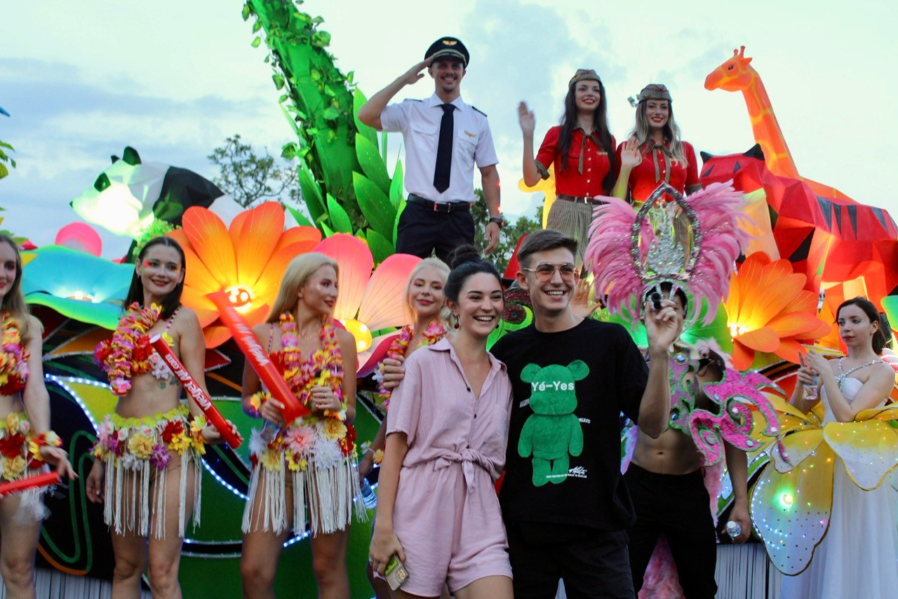 Các du khách nước ngoài vô cùng thích thú khi được hòa mình trong những hoạt động đặc sắc, đầy mới mẻ.