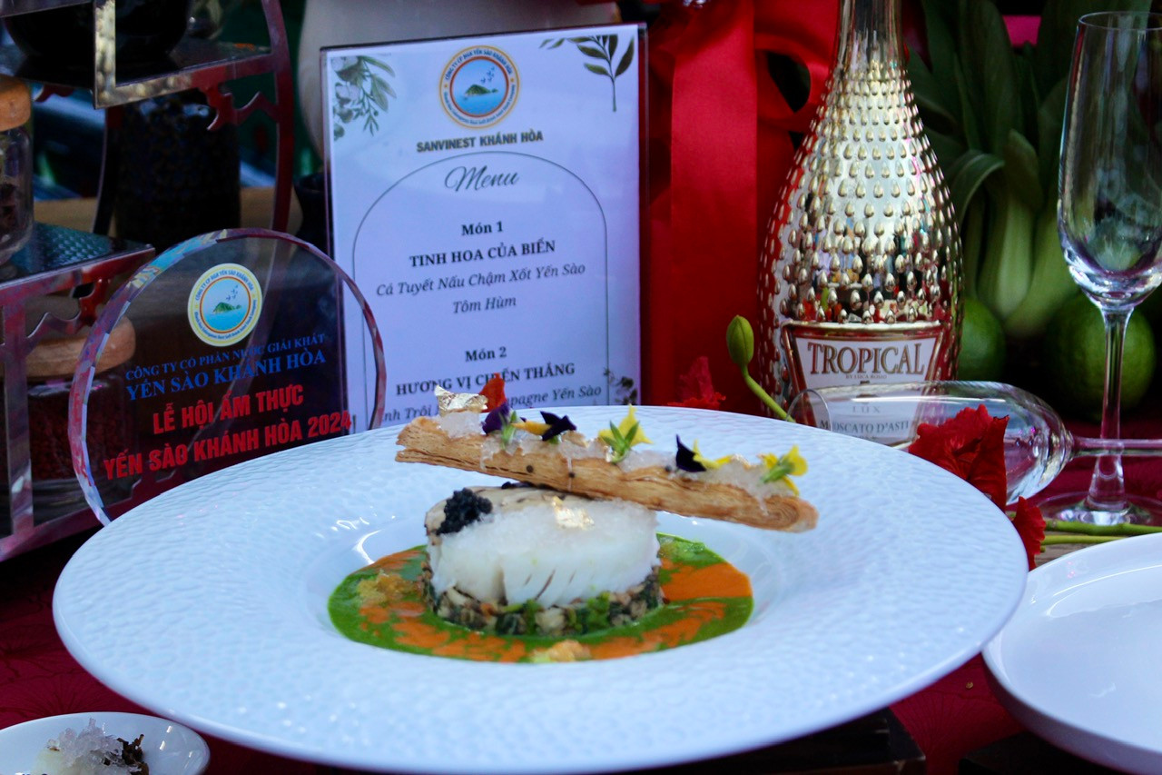 Với nguyên liệu chính là yến sào Khánh Hòa cùng những sản vật phong phú đặc trưng của Khánh Hòa như tôm hùm, cua biển, hải sâm, vi cá, rong nho,... các món ăn đã thu hút đông đảo du khách bởi hương thơm và sự đẹp mắt.