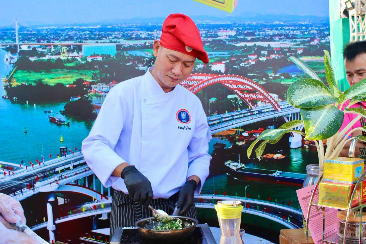 Tham dự lễ hội có 22 đội thi đến từ mọi miền đất nước và các đầu bếp nổi tiếng đã đem đến nhiều món ăn mới lạ, sáng tạo, hấp dẫn.