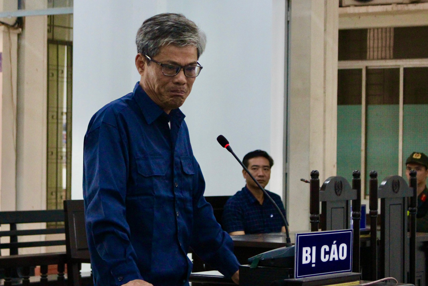 Bị cáo Trần Sỹ Quân nghẹn ngào khi nhắc đến người mẹ già. Ảnh: K.N Bị cáo Trần Sỹ Quân nghẹn ngào khi nhắc đến người mẹ già. Ảnh: K.N