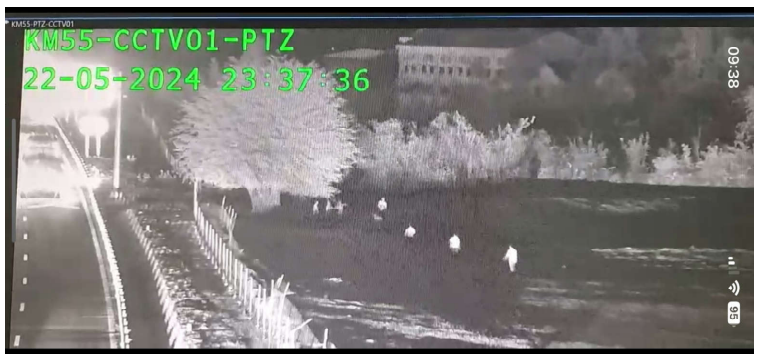 Nhóm người tụ tập, ném đá vào các phương tiện lưu thông trên cao tốc Cam Lâm - Vĩnh Hảo. Ảnh: BLQ dự án cao tốc Cam Lâm - Vĩnh Hảo