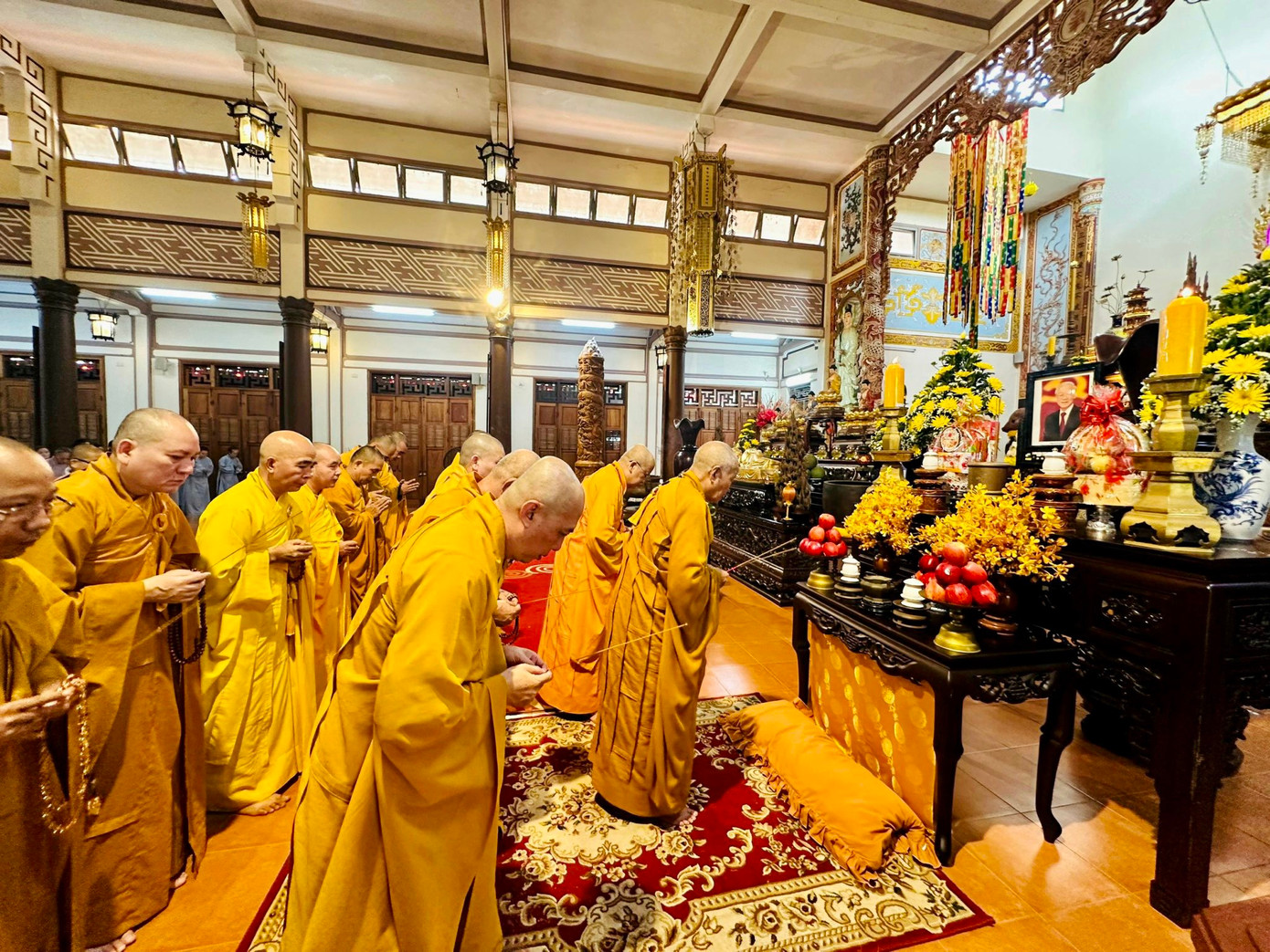 Buổi lễ diễn được thực hiện theo đúng nghi thức Phật giáo để bày tỏ lòng thành kính, tri ân những đóng góp của Tổng Bí thư cho đất nước. Đông đảo tăng ni, phật tử nhất tâm cầu nguyện cho Tổng Bí thư Nguyễn Phú Trọng.