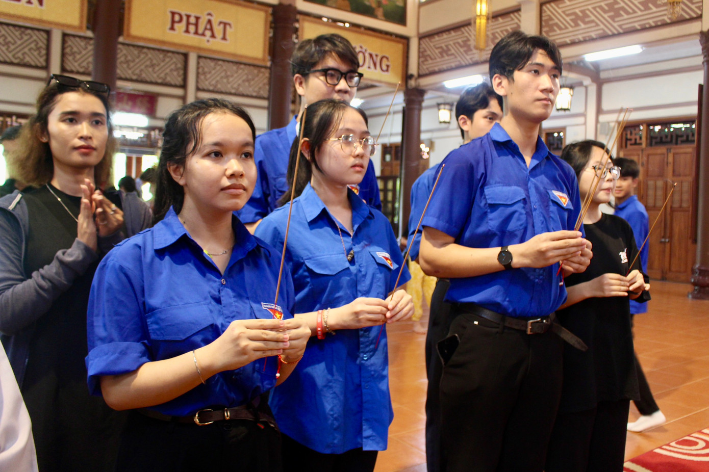 Từ đầu giờ chiều, nhiều người dân và các đoàn học sinh, sinh viên đã xếp hàng để thắp nhang, cầu nguyện trước bàn thờ Tổng Bí thư Nguyễn Phú Trọng.