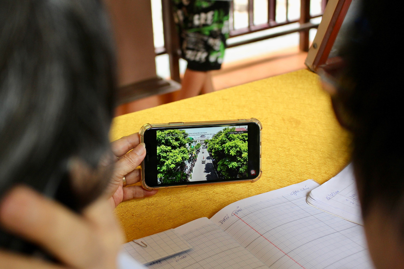 Bên ngoài khu vực dâng hương, nhiều người nghẹn ngào theo dõi Lễ an táng Tổng Bí thư Nguyễn Phú Trọng qua điện thoại.