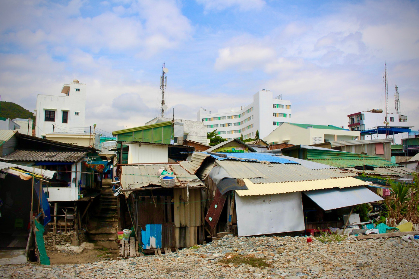 Phía sau những căn nhà cao tầng khang trang là một xóm 'nhà chồ' với biết bao mong ước được ổn định, cuộc sống tốt đẹp hơn của người dân nơi đây. Ông Trần Quang Thịnh - Phó Chủ tịch UBND phường Vĩnh Nguyên, cho biết: “Việc giải tỏa, tái định cư cho người dân khu vực này thuộc giai đoạn 2 của dự án bờ kè Tây Hải. Hiện tại dự án đã kết thúc giai đoạn 1, khi giai đoạn 2 được triển khai thì mới có phương án về việc giải tỏa cho các hộ dân”. Phía sau những căn nhà cao tầng khang trang là một xóm 'nhà chồ' với biết bao mong ước được ổn định, cuộc sống tốt đẹp hơn của người dân nơi đây. Ông Trần Quang Thịnh - Phó Chủ tịch UBND phường Vĩnh Nguyên, cho biết: “Việc giải tỏa, tái định cư cho người dân khu vực này thuộc giai đoạn 2 của dự án bờ kè Tây Hải. Hiện tại dự án đã kết thúc giai đoạn 1, khi giai đoạn 2 được triển khai thì mới có phương án về việc giải tỏa cho các hộ dân”.