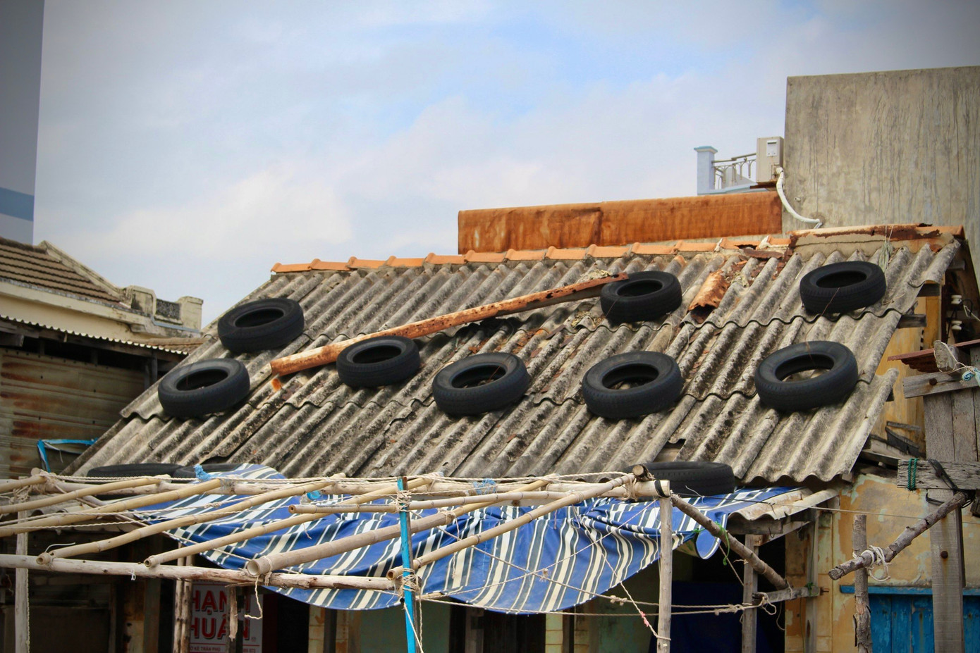 Dù đã không còn cảnh chạy sóng nhưng người dân xóm 'nhà chồ' vẫn phải dùng các vật liệu chằng chống nhà cửa trước sức mạnh của gió biển. Dù đã không còn cảnh chạy sóng nhưng người dân xóm 'nhà chồ' vẫn phải dùng các vật liệu chằng chống nhà cửa trước sức mạnh của gió biển.