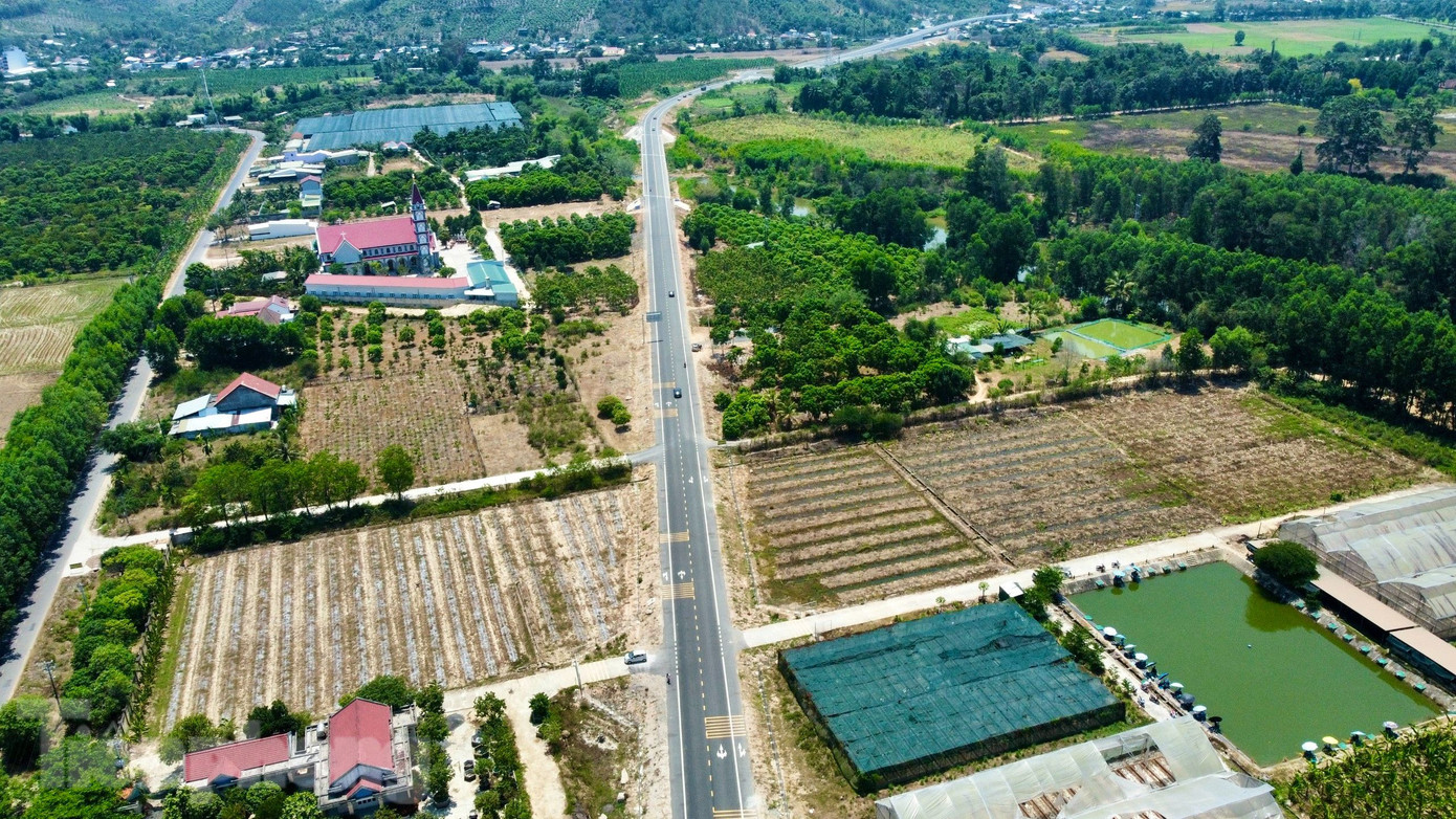 Cao tốc Nha Trang - Cam Lâm đã kết nối với cao tốc Cam Lâm - Vĩnh Hảo từ ngày 26/4, giúp rút ngắn thời gian di chuyển từ TP HCM đến tỉnh Khánh Hòa chỉ khoảng 5 tiếng.