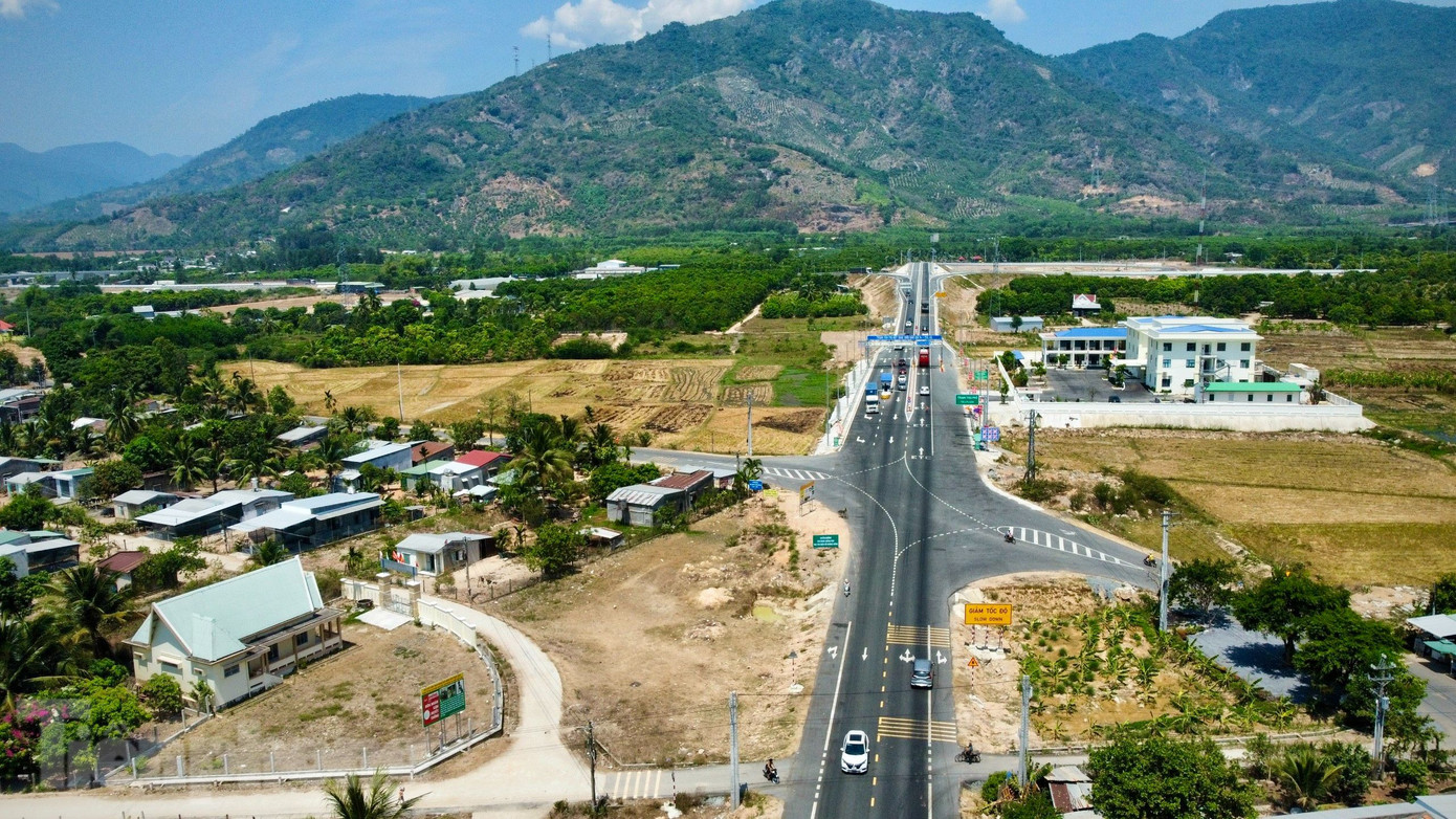 Kỳ nghỉ lễ kéo dài 5 ngày là cơ hội để nhiều người đi du lịch đường dài. Trên tuyến cao tốc này, du khách sẽ có nhiều lựa chọn để rẽ vào TP Nha Trang.