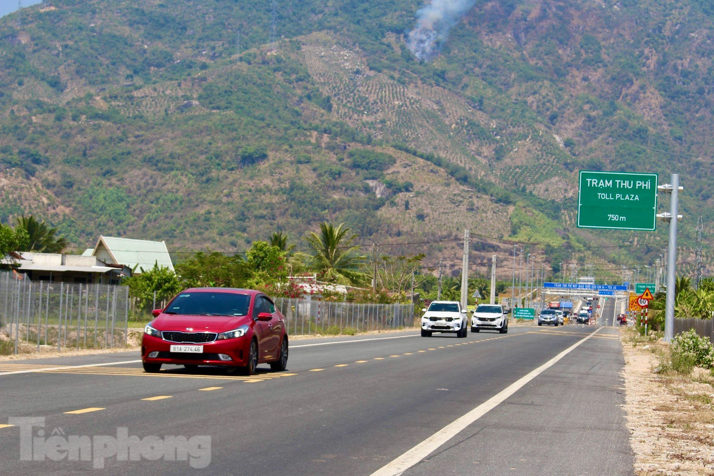 Chỉ mới ngày đầu tiên của kì nghỉ lễ nên lượng xe lưu thông trên cao tốc vẫn chưa quá đông, đường thông thoáng. Nhưng dự kiến lưu lượng xe sẽ tăng trong những ngày tới.