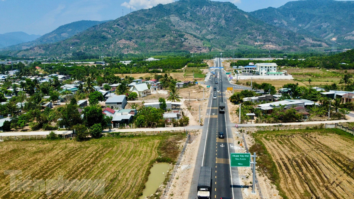 Theo ghi nhận thực tế, giá vé máy bay tăng cao, xuất hiện tình trạng “cháy vé” nên rất nhiều hộ gia đình tại TP HCM quyết định đến Nha Trang du lịch bằng đường bộ để trải nghiệm tuyến đường cao tốc mới.