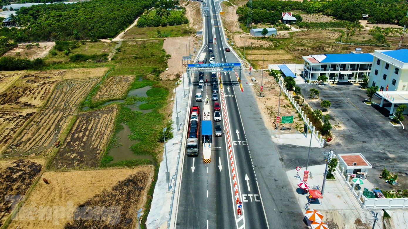 Sáng 27/4, nhiều du khách đã bắt đầu đến TP Nha Trang (tỉnh Khánh Hòa) để nghỉ lễ 30/4-1/5. Trên tuyến cao tốc Nha Trang - Cam Lâm đã xuất hiện từng dòng ô tô con nối đuôi nhau hướng vào thành phố.