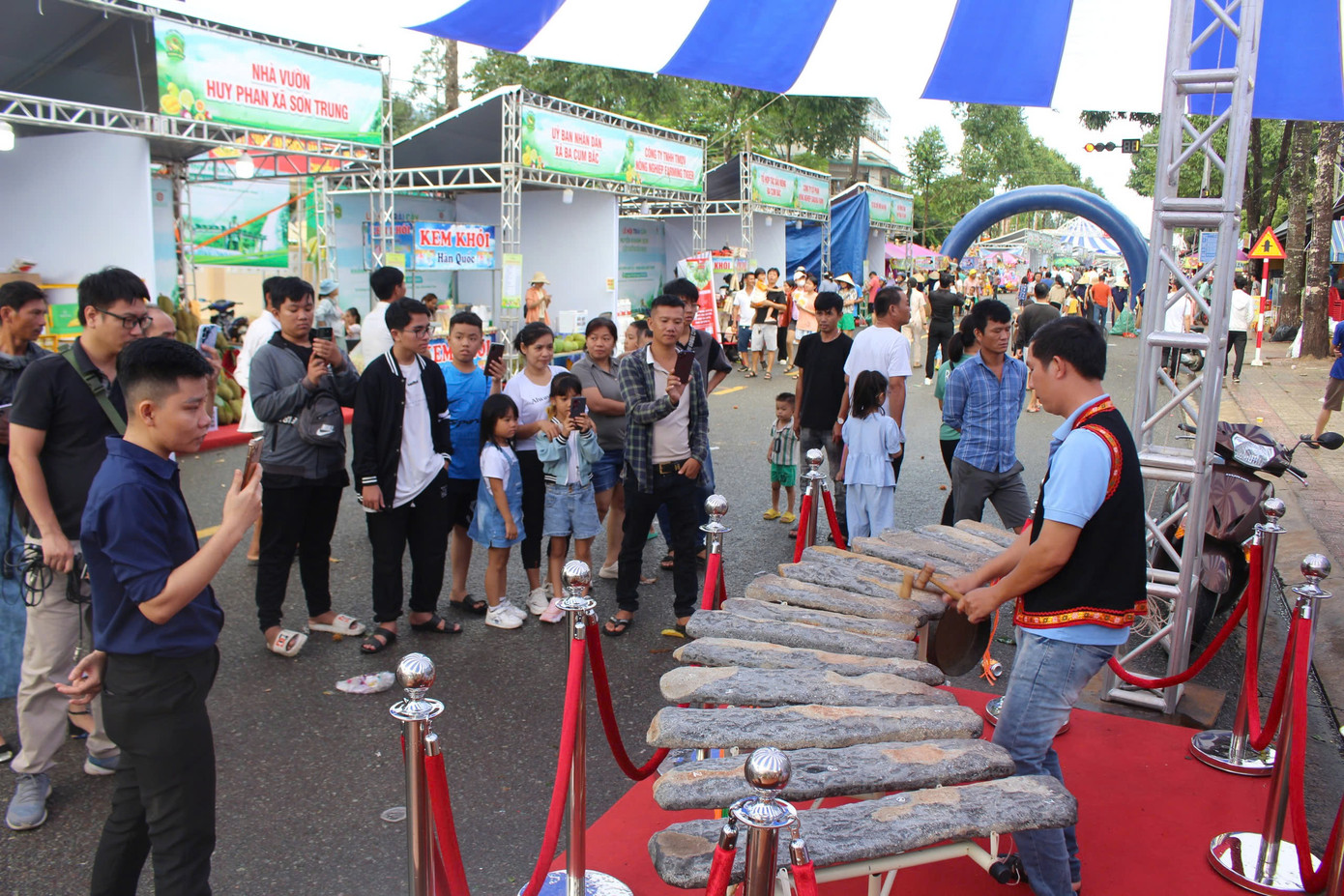 Đặc biệt, du khách sẽ được hòa mình vào những nét văn hóa độc đáo của người bản địa như: Hội thi già làng khéo tay, tái hiện lễ tạ ơn cha mẹ của người Raglai, tái hiện lễ ăn đầu lúa mới, biểu diễn và trưng bày nhạc cụ đàn đá Khánh Sơn.