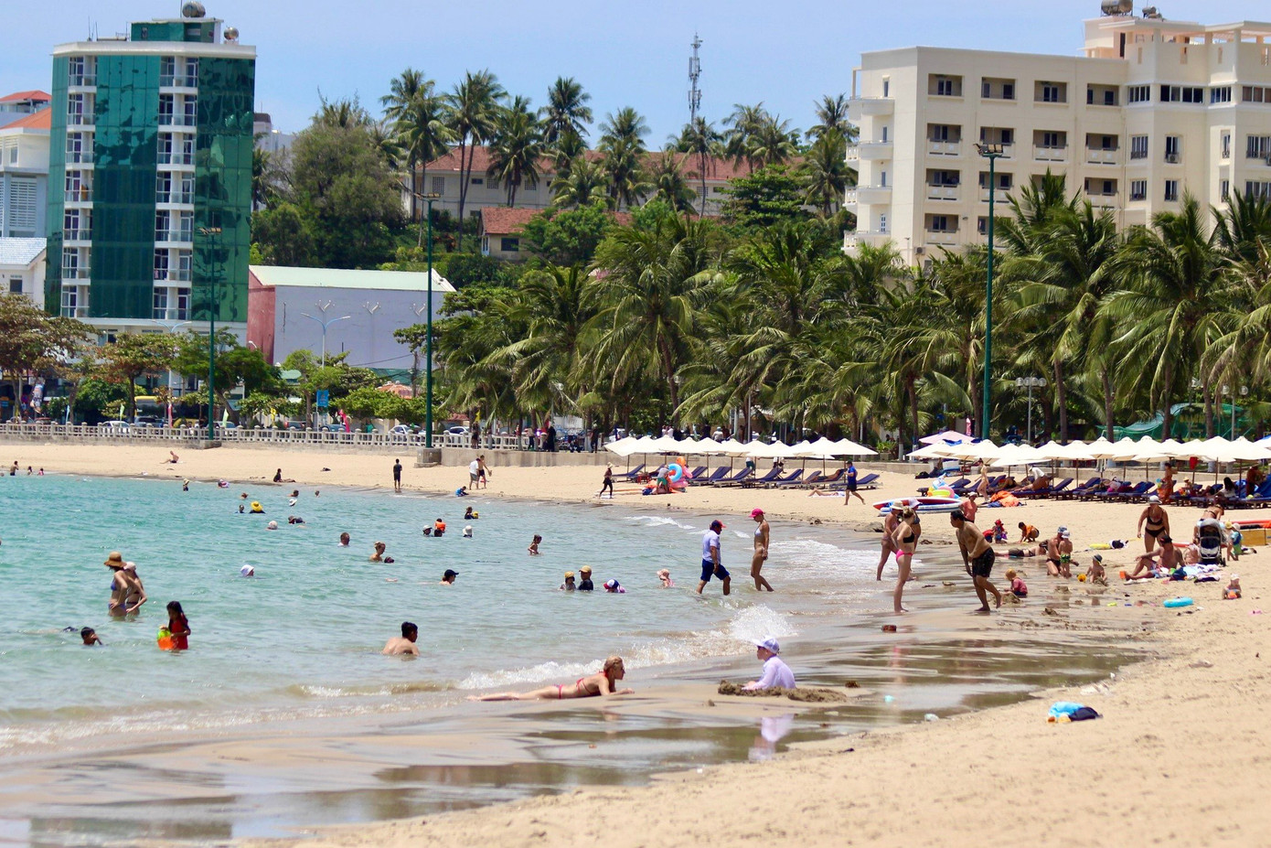 Bãi biển buổi trưa thông thoáng, không xuất hiện tình trạng ken kín người như vào chiều mát.