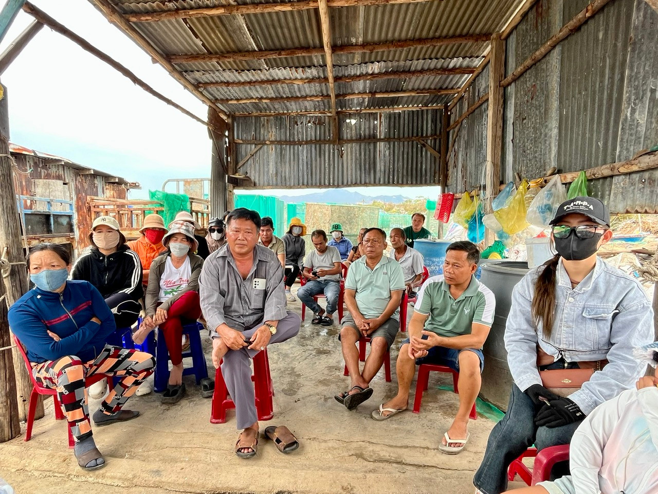 Nhiều người dân đang mong chờ sự giúp đỡ từ các cơ quan chức năng. Nhiều người dân đang mong chờ sự giúp đỡ từ các cơ quan chức năng.