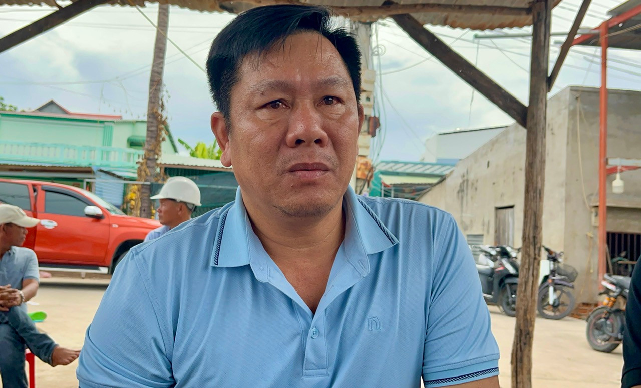 Ông Trương Văn An hiện rõ vẻ lo lắng khi phải thế chấp nhà cửa, vay nợ ngân hàng để trả tiền mua tôm cho ngư dân. Ông Trương Văn An hiện rõ vẻ lo lắng khi phải thế chấp nhà cửa, vay nợ ngân hàng để trả tiền mua tôm cho ngư dân.