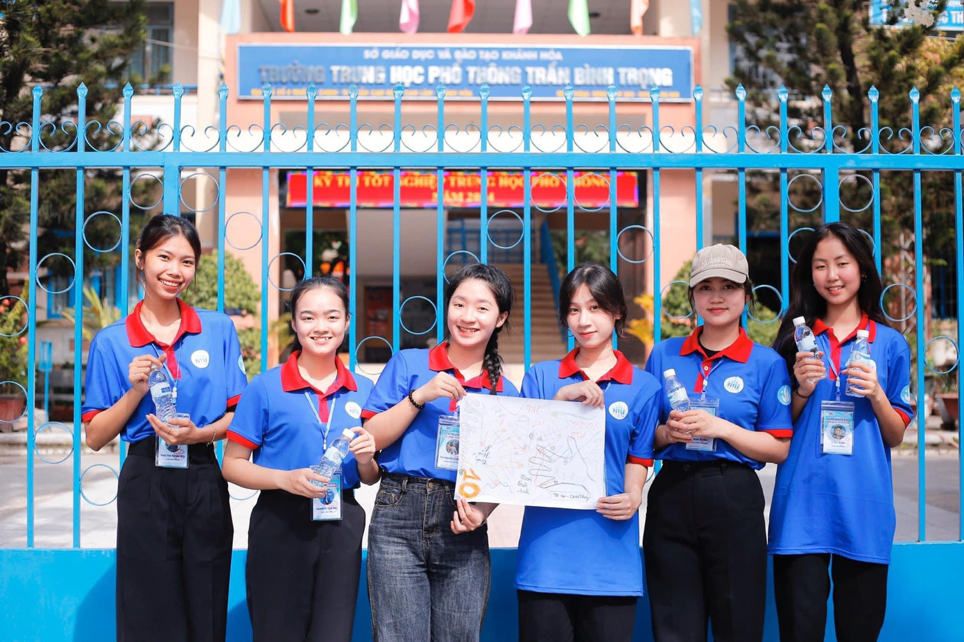 Các tình nguyện viên gửi những thông điệp, lời chúc ý nghĩa đến thí sinh. Các tình nguyện viên gửi những thông điệp, lời chúc ý nghĩa đến thí sinh.