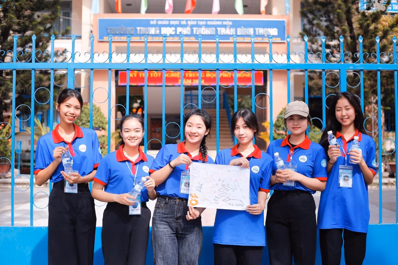Các tình nguyện viên gửi những thông điệp, lời chúc ý nghĩa đến thí sinh.