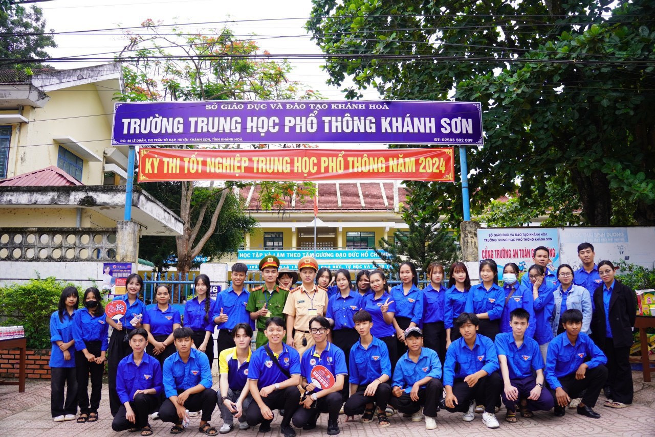 Đội hình Tiếp sức mùa thi của trường Đại học Thái Bình Dương ở huyện miền núi Khánh Sơn, tỉnh Khánh Hòa. Đội hình Tiếp sức mùa thi của trường Đại học Thái Bình Dương ở huyện miền núi Khánh Sơn, tỉnh Khánh Hòa.