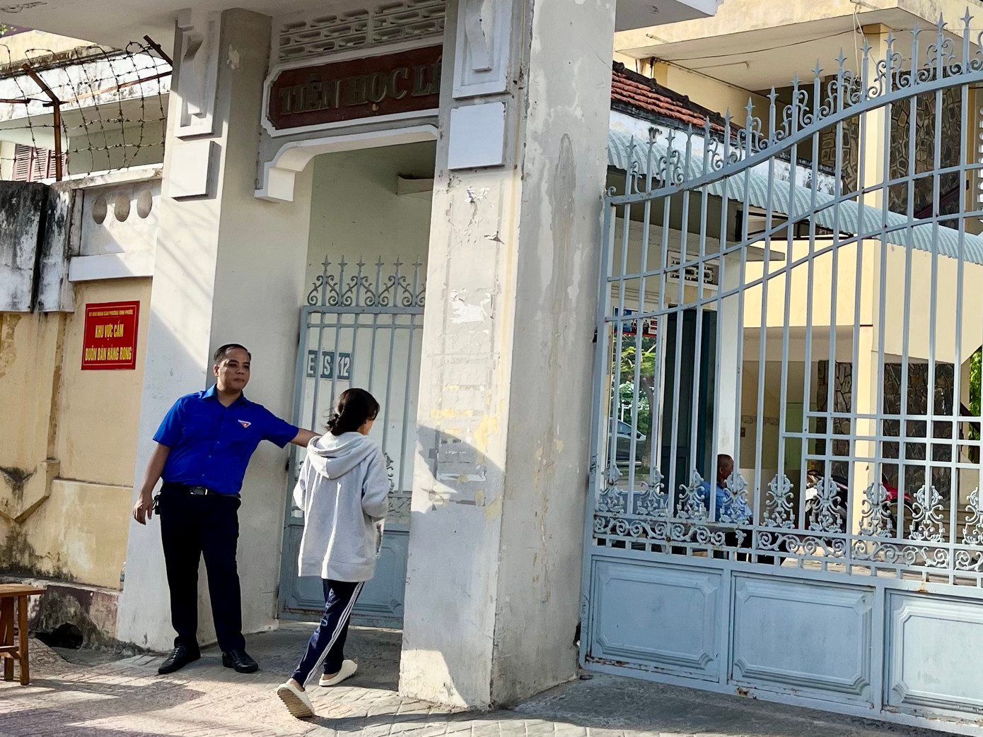 Tình nguyện viên hỗ trợ nhiệt tình các thí sinh để kịp giờ thi. Tình nguyện viên hỗ trợ nhiệt tình các thí sinh để kịp giờ thi.